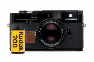 Leica MP została zaprezentowana światu w 2003 roku. To hołd złożony z okazji pięćdziesięciolecia systemu M wszystkim poprzednim generacjom aparatów.