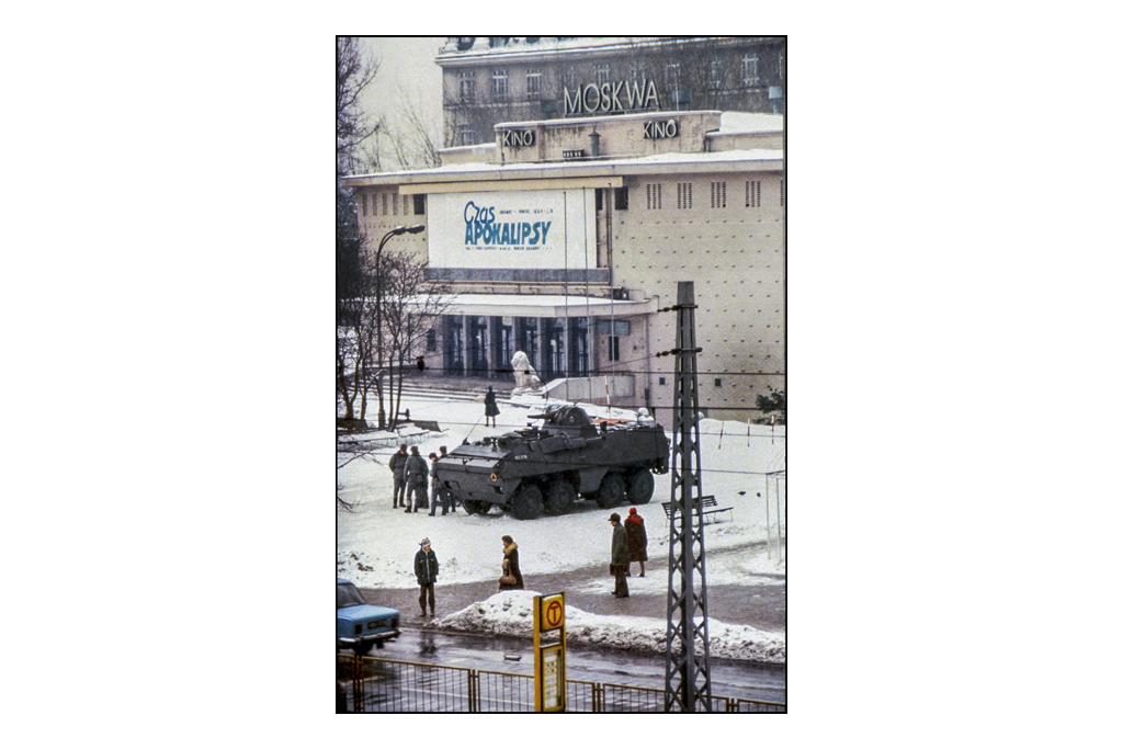 Warszawa,-ul.-Pulawska-19,-14-grudnia-1981.-Fot.-Chris-Niedenthal